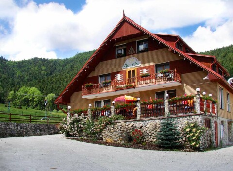 Dovolenka v panenskej prírode s neobmedzeným bazénom a polpenziou v Horskom hoteli Gejdák***.