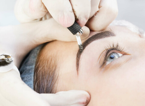 Dokonalé obočie s technikou Combre či microblading alebo prerábka či odstránenie tetovania obočia.