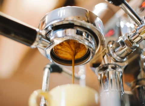 Voňavé espresso a sladký dezert v Barbakan Bar pod mestskou bránou v Trenčíne.