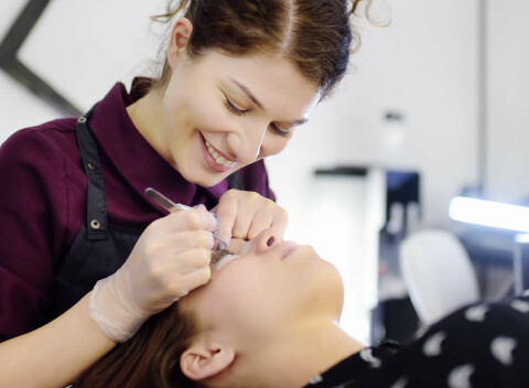 Laminácia obočia s farbením a dokonalé mihalnice vďaka lash liftingu.