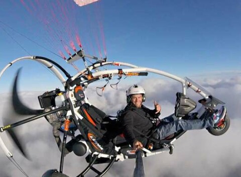 Pohodlne sa usaďte. A už len leťte. Tandem motorový paragliding.