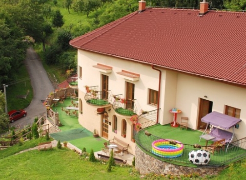 Relaxačný pobyt v malebnom prostredí Štiavnických vrchov s výhľadom na okolitú prírodu.