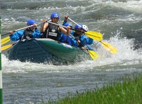 Pokojný splav Váhu alebo adrenalínový rafting na olympijskom kanáli.