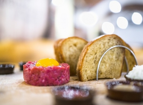 Hovädzí tatarák zo sviečkovice so 6 hriankami v Hostinci u Smädného škorca.