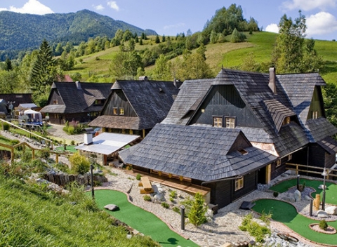 Oddych v krásnych dobových dreveniciach Jánošíkov dvor s polpenziou a dieťaťom do 12 rokov zdarma.