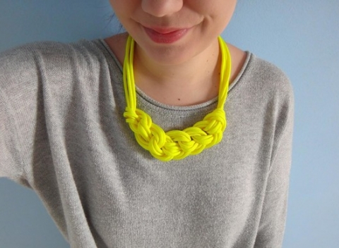 Výnimočná a krásna s farebnými handmade paracord náhrdelníkmi na každý deň.