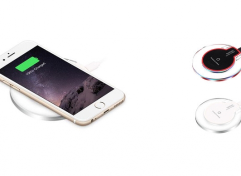 Bezdrôtová rýchlonabíjačka na všetky typy telefónov v bielej alebo čiernej farbe.