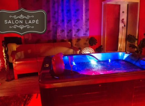 Vychutnajte si relax v privátnom wellnesscentre pod hradom, jakuzzi, sauna či uvoľňujúca masáž.