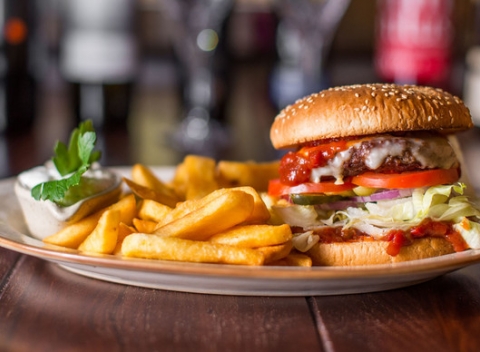 Pochutnajte si na dvoch chrumkavých burgroch s hranolkami v štýlovej Vínnej Muške.