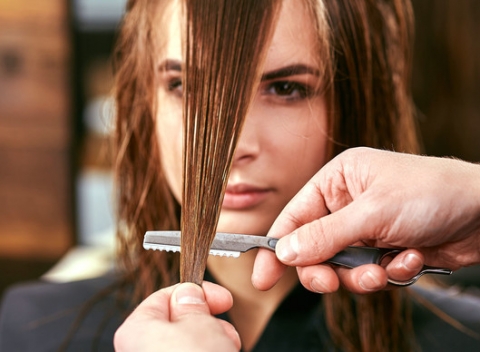 Strih s umytím a konečnou úpravou vlasov alebo steampod v kaderníctve ReaCentrum.