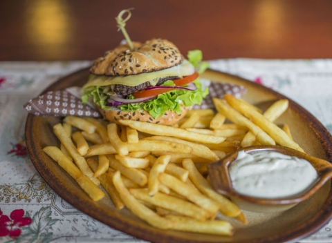 Hamburger s kuracím mäsom alebo hovädzím mäsom v Hostinci u Smädného škorca.