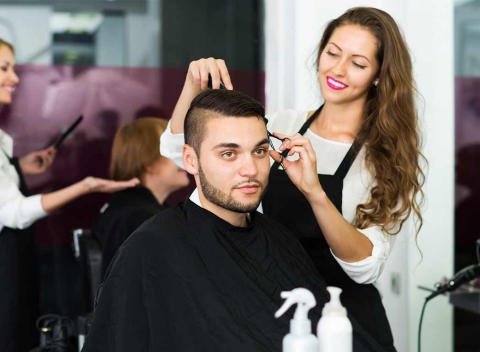 Pánsky strih na mieru. S imidžom upraveného džentlmena idú veci ľahšie.