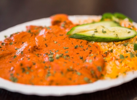Chicken tikka masala s basmati ryžou v indickej reštaurácii Taj Mahal.