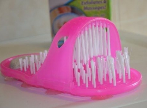 Umývacia a masážna papuča s viac ako 1000 štetinami. Doprajte si každodenné pohodlné ošetrenie nôh.