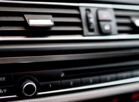 Profesionálny kompletný zimný servis klimatizácie a dezinfekcia auta ozónom.