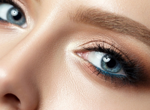 Perfektne vytvarované obočie vďaka microbladingu, tetovanie obočia čepielkovou metódou.