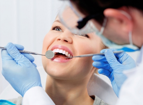 Profesionálna dentálna hygiena s pieskovaním alebo vstupná prehliadka a RTG diagnostika + darček.