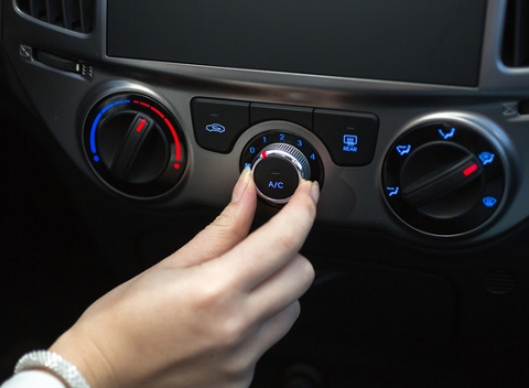 Dezinfekcia interiéru auta OZÓNOM alebo čistenie a plnenie klimatizácie v autoservise Mstar.