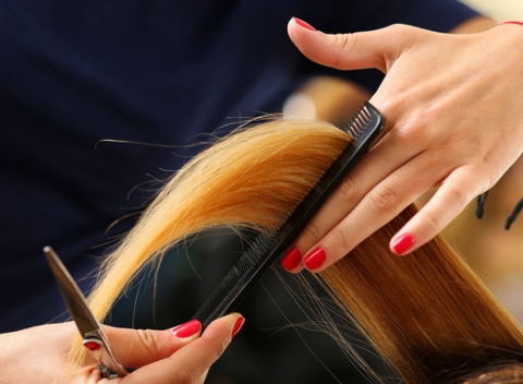 Strih s umytím a konečnou úpravou vlasov alebo steampod v kaderníctve ReaCentrum.