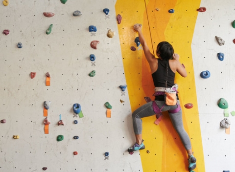 Jediná cesta vedie cez vrchol! Oboznamovací kurz lezenia a istenia s inštruktorom na lezeckej stene.