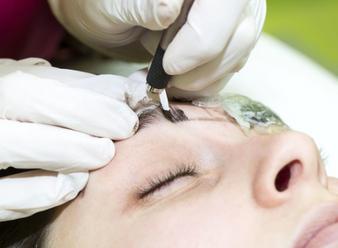 Perfektne vytvarované obočie vďaka microbladingu, tetovanie obočia čepielkovou metódou.