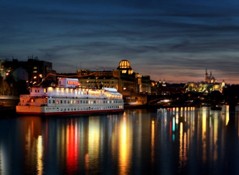 Romantika pre dvoch na Vltave v komfortnom Boteli Albatros*** priamo v historickom centre Prahy.