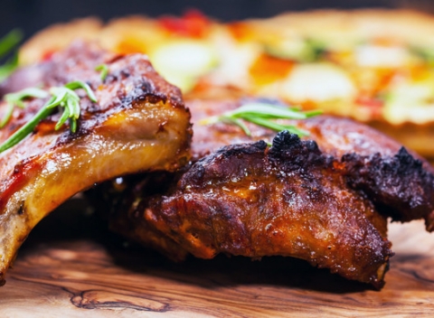 Kilo chrumkavých pečených rebier na čiernom pive a mede v Reštaurácii Radničná.