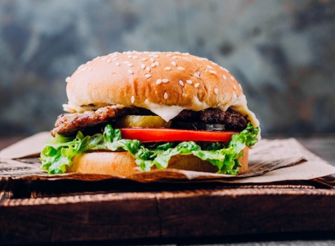 Limitovaná ponuka - domáci Classic Burger s hranolkami v Mamma Mia Restaurant.