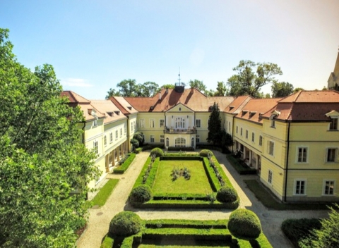 Romantický pobyt v kaštieli z 18. storočia Szidónia Manor House *** s wellness a polpenziou.