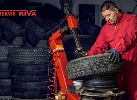 Zima už klope na dvere! Zimné prezutie pneumatík vrátane vyváženia kolies v Lamači.