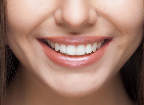 Nechajte vaše zuby zažiariť vďaka laserovému bieleniu zubov v kozmetickom salóne Zarra.