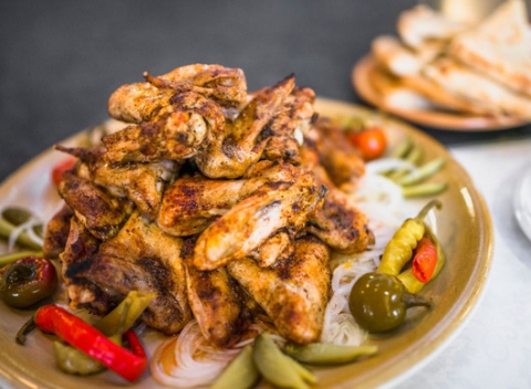 Grilované kuracie krídelka s oblohou alebo kilová porcia grilovaných rebierok