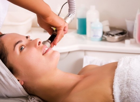 Neinvazívne omladenie a redukcia jaziev s frakčnou mikroihličkovou rádiofrekvenciou v Cosmed.