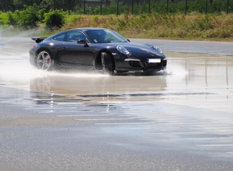 Škola šmyku SuperDRIVE pre adrenalínových nadšencov, cestných začiatočníkov aj opatrné maminky.