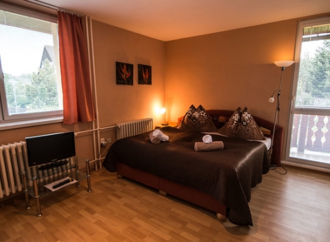 Farebná jeseň s celou rodinou v Tatrách vo Ville Tatran s výhľadom na Lomnický štít.