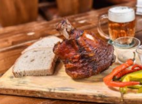 Poctivé bravčové pečené koleno pod hradom Matúša Čáka. Jednoducho klasika, ktoré nesklame!