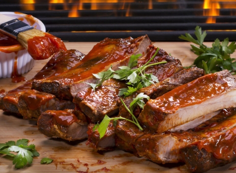 V reštaurácii Radničná na vás čaká kilová porcia rebier v marináde z čierneho piva a medu.