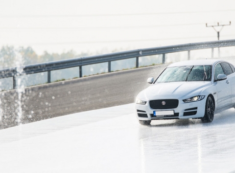 CELODENNÝ kurz bezpečnej jazdy na SLOVAKIA RINGU - škola šmyku vhodná pre všetky úrovne vodičov.