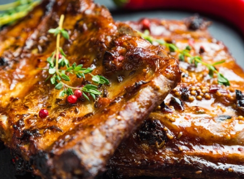 Grilované kuracie krídelka s oblohou alebo kilová porcia grilovaných rebierok