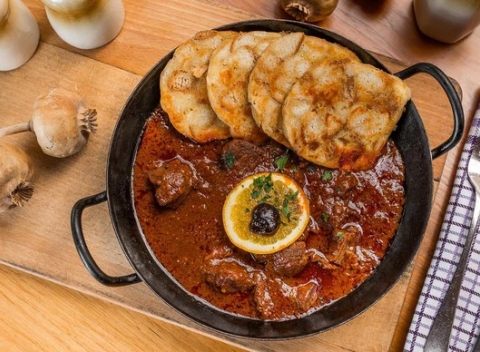 Fantastický divinový guláš s voňavou domácou knedľou v Jarovskom dvore.