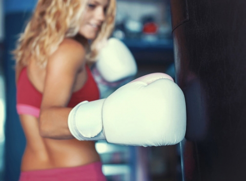 Týždenný tréning boxu pre ženy. Premeňte negatívnu energiu na pozitívne endorfíny.