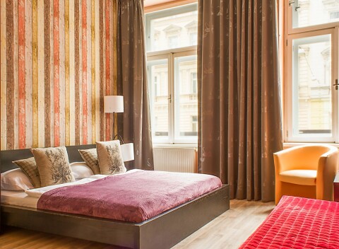 Praha priamo v centre mesta a pár krokov od metra v Royal Court Apartments v štúdiu s kuchynkou + fľaša vína.