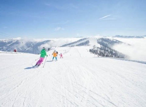 Vyberte sa s rodinou do Álp na zimný pobyt v penzióne BAD & SKI s polpenziou, ski passom a wellness.