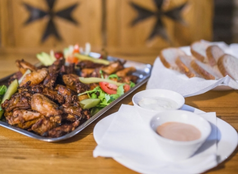 Chrumkavé grilované kuracie krídelká s prílohou v Babylon pube v Prešove.