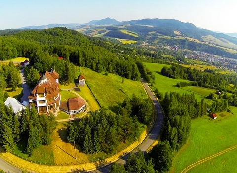 Elegantný hotel na okraji Bardejova so vstupom do sauny a raňajkami či polpenziou.