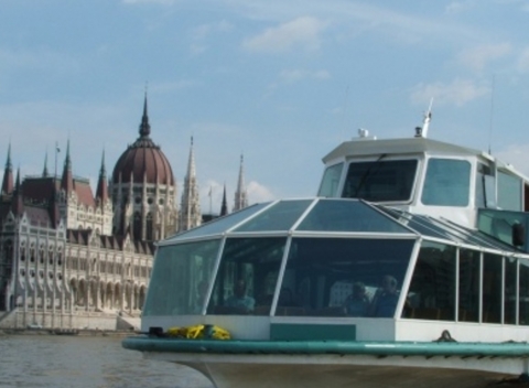 Hodinová večerná prehliadka Budapešti z lode s pohárom šampanského v ruke.