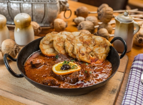 Fantastický divinový guláš s voňavou domácou knedľou v Jarovskom dvore.