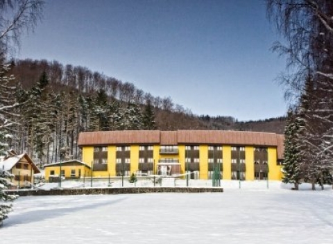 Javorníky na zimu len 100 m od vleku v hoteli František s bazénom a polpenziou.