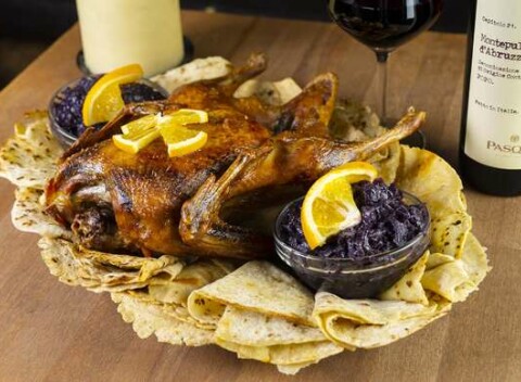 Kačka pre 2 až 4 osoby na Klariskej vo Farmárskom grile.