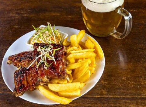 Grilované rebierka, steakové hranolky a šalát coleslaw vo Farmárskom grile.